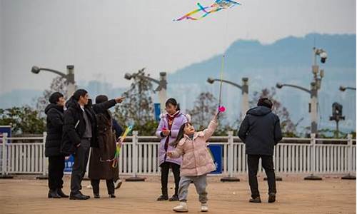 这感觉太上头了表情包_天气晴好市民出游升温