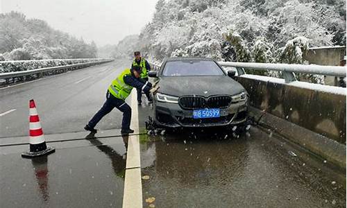 雨雾天气行驶_雨雾冰雪天气车辆绕行